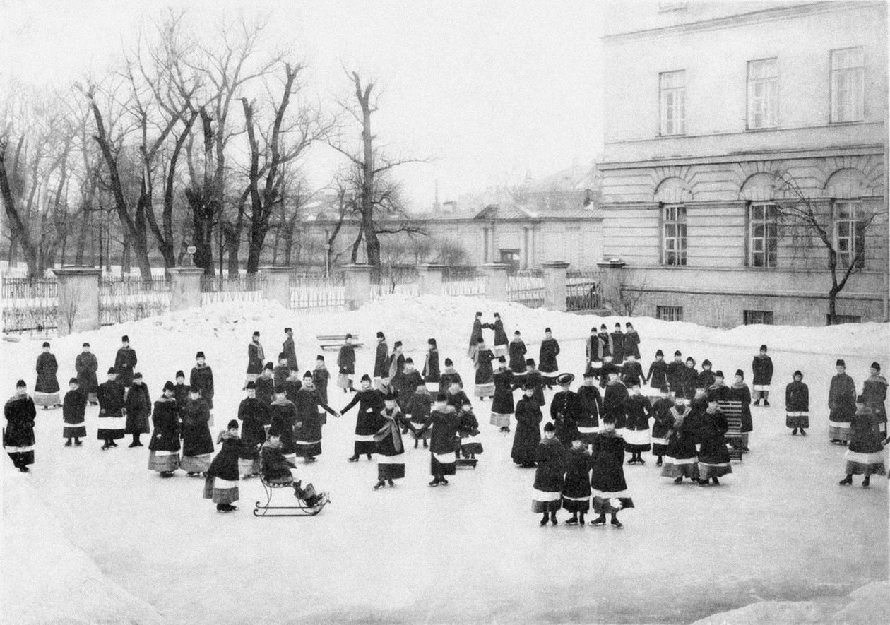 Elever vid Smolny-institutet för ädla jungfrur vid Winter Walk, ca. 1913 av Karl Karlovich Bulla