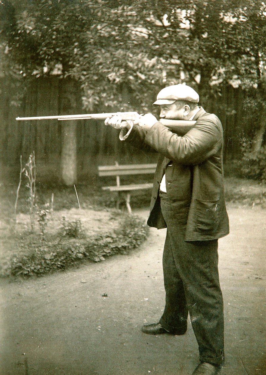 Ryske författaren Alexander Kuprin skjuter, Gatchina, Ryssland, tidigt 1900-tal. av Karl Karlovich Bulla