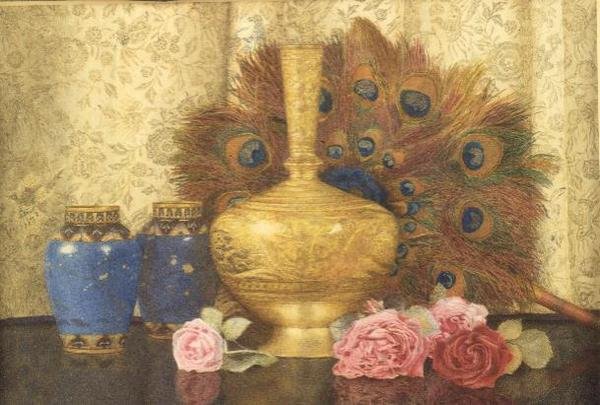 Östra presenter: Cloisonne-vas, påfågelfjädrar, damastrosor och indisk vas av Kate Hayllar