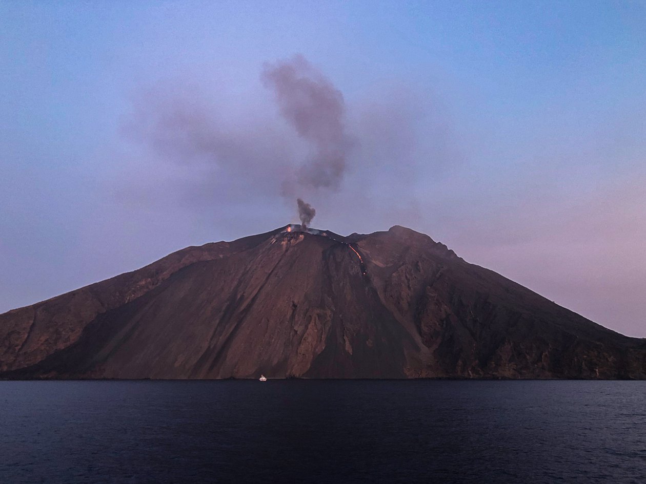 Stromboli under bevakning 2019 av Katha Wood