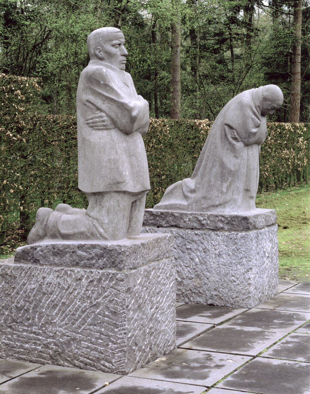 Minnesmärke som visar konstnären och hennes man som sörjer sin döde son, Peter Kollwitz, invigd 1931 av Käthe Kollwitz
