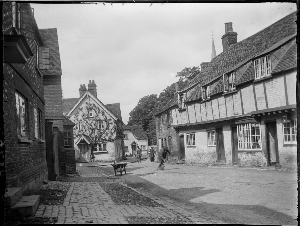 Church Street, Princes Risborough, Wycombe, Buckinghamshire, 1918-06-01 (s/v foto) av Katherine Jean Macfee