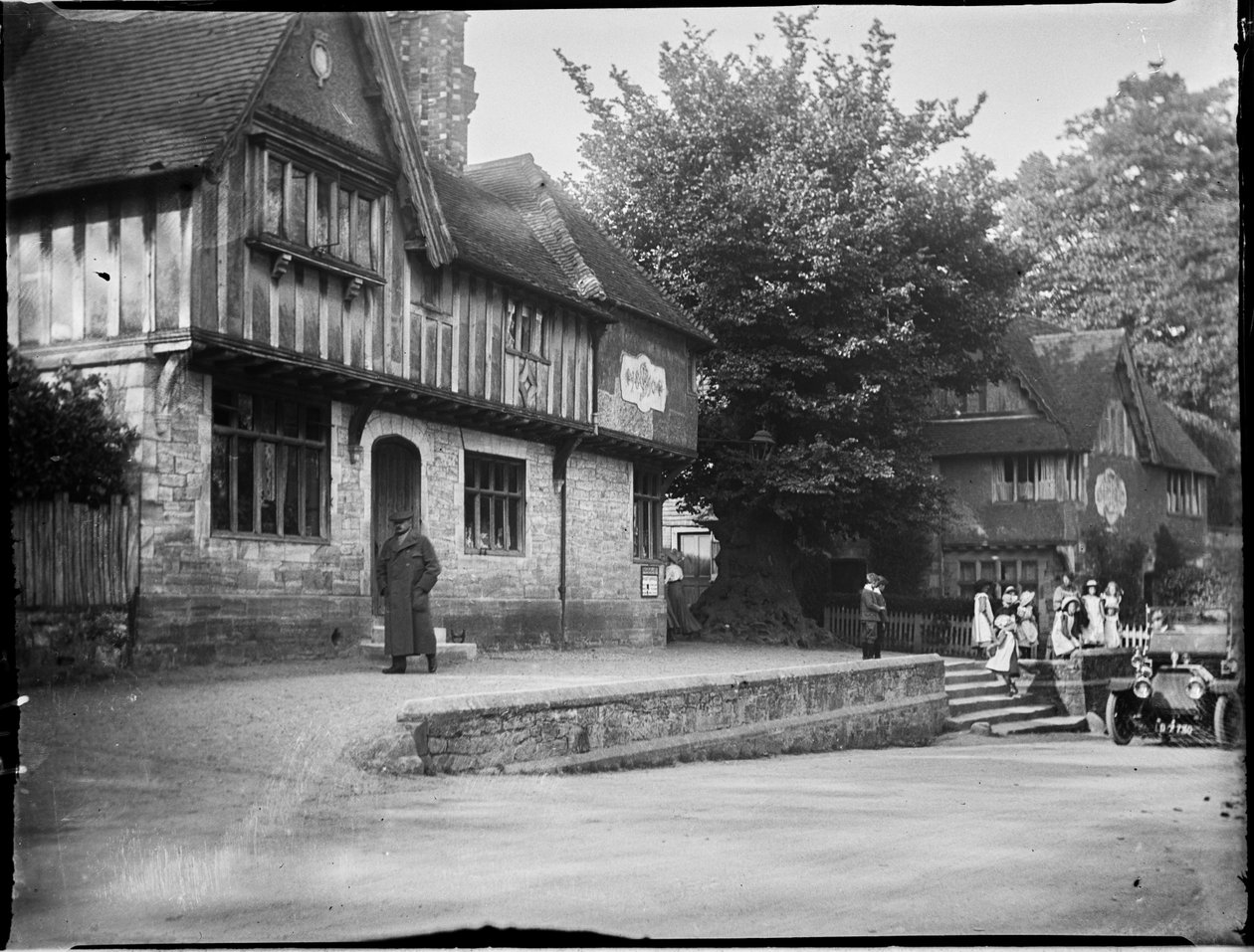 Leicester Square, Penshurst, Sevenoaks, Kent, 22/05/1911 (s/v foto) av Katherine Jean Macfee