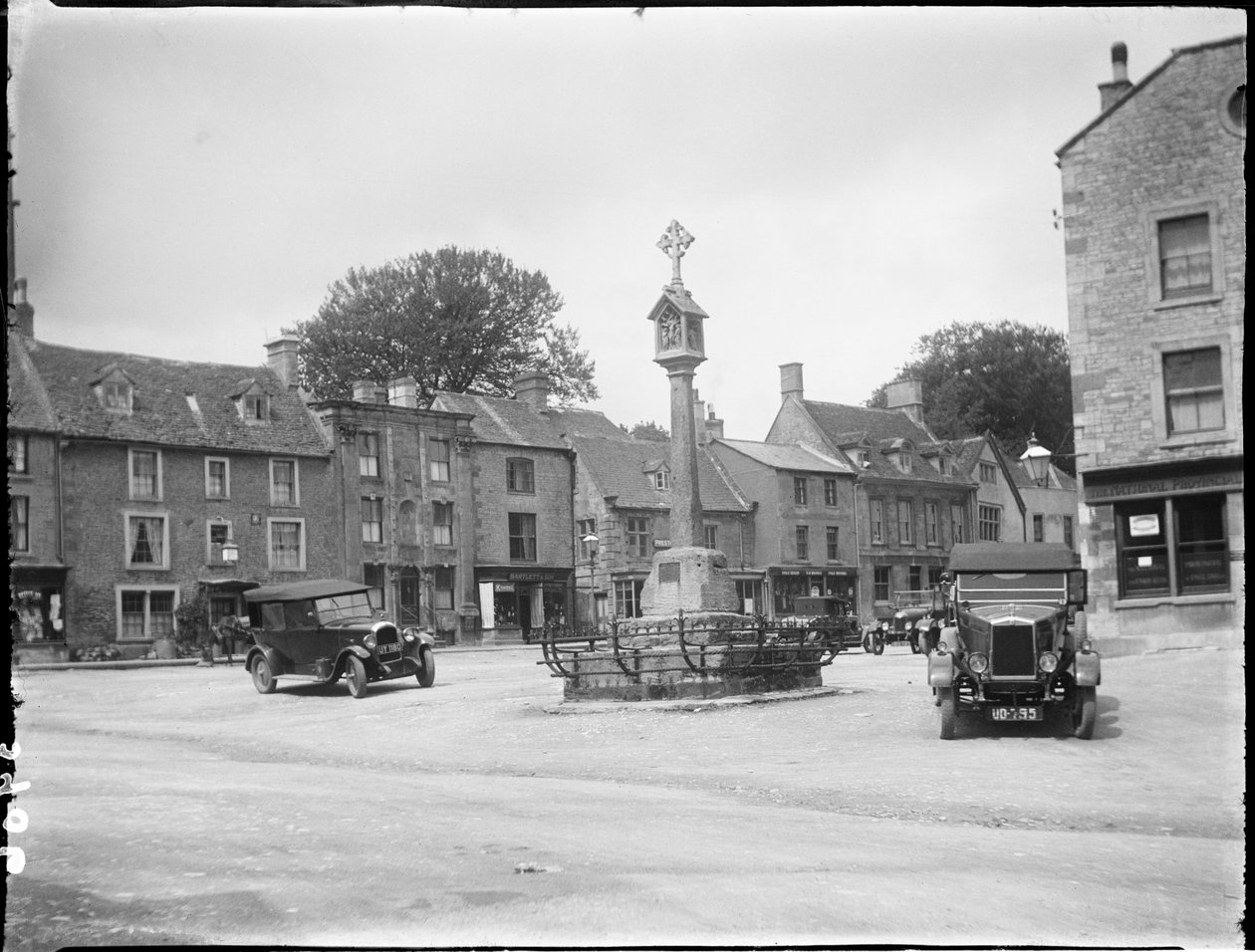 Market Square, Stow-On-The-Wold, Cotswold, Gloucestershire, 9 maj 1928 - 23 maj 1928 (s/v foto) av Katherine Jean Macfee