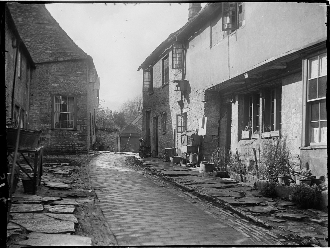 Old George Yard, Burford, Oxfordshire, 22 april 1924 - 6 maj 1924 (s/v foto) av Katherine Jean Macfee
