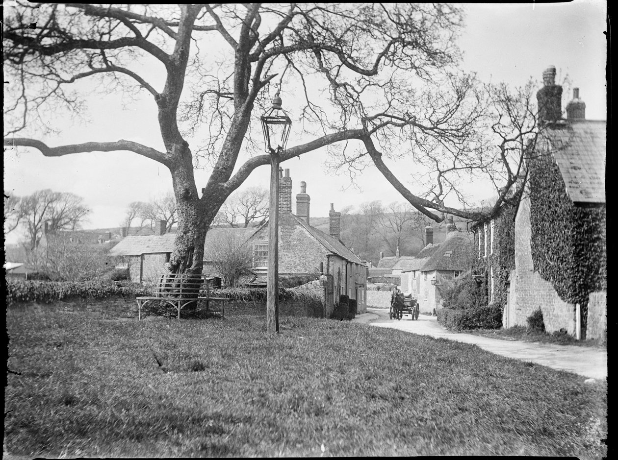 Village Green, Burton Bradstock, Dorset, 24 april 1922 - 8 maj 1922 (s/v foto) av Katherine Jean Macfee