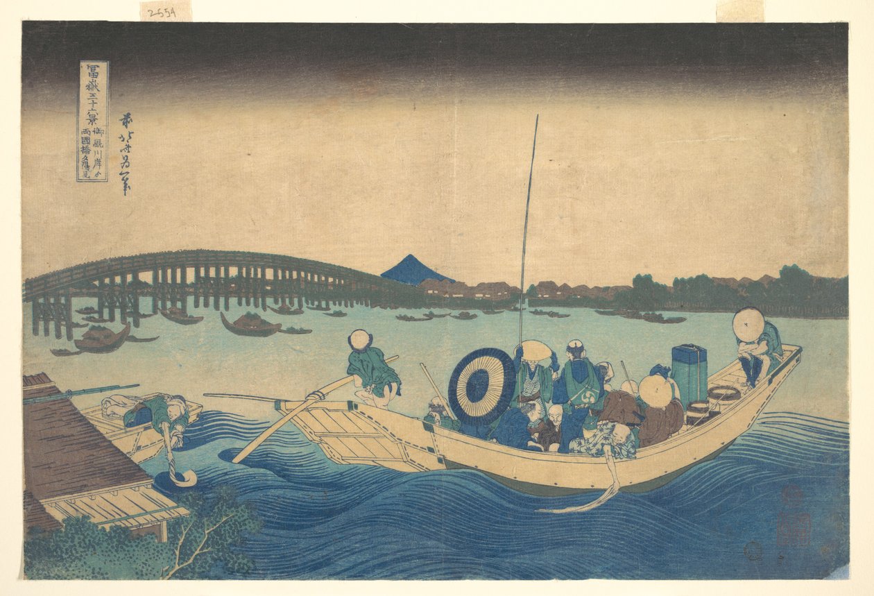 Utsikt över solnedgången över Ryōgoku-bron från Onmayagashi-stranden (Onmayagashi yori Ryōgokubashi sekiyō o miru), ur serien ”De trettiosex vyerna av berget Fuji” (Fugaku sanjūrokkei) av Katsushika Hokusai