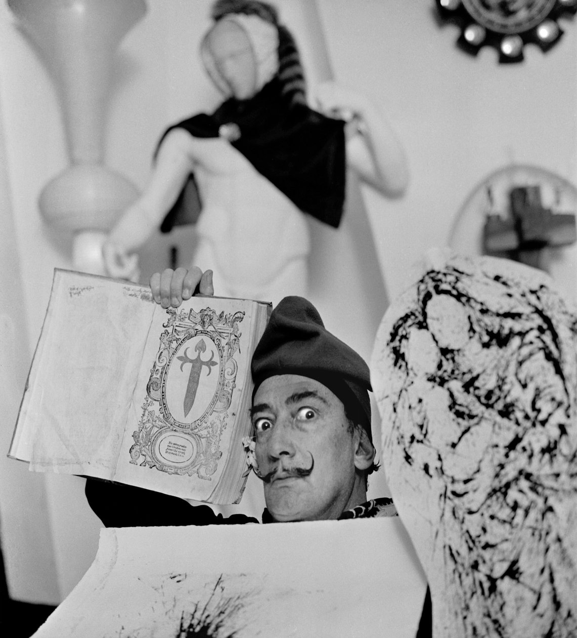 Salvador Dali i sitt hus i Port Lligat, november 1957 (s/v foto) av Alec Hunter