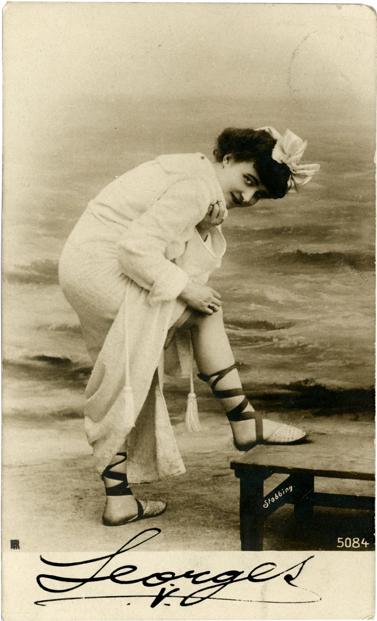 Kvinna på stranden, ca. tidigt 1900-tal (vykort) av Alec Hunter