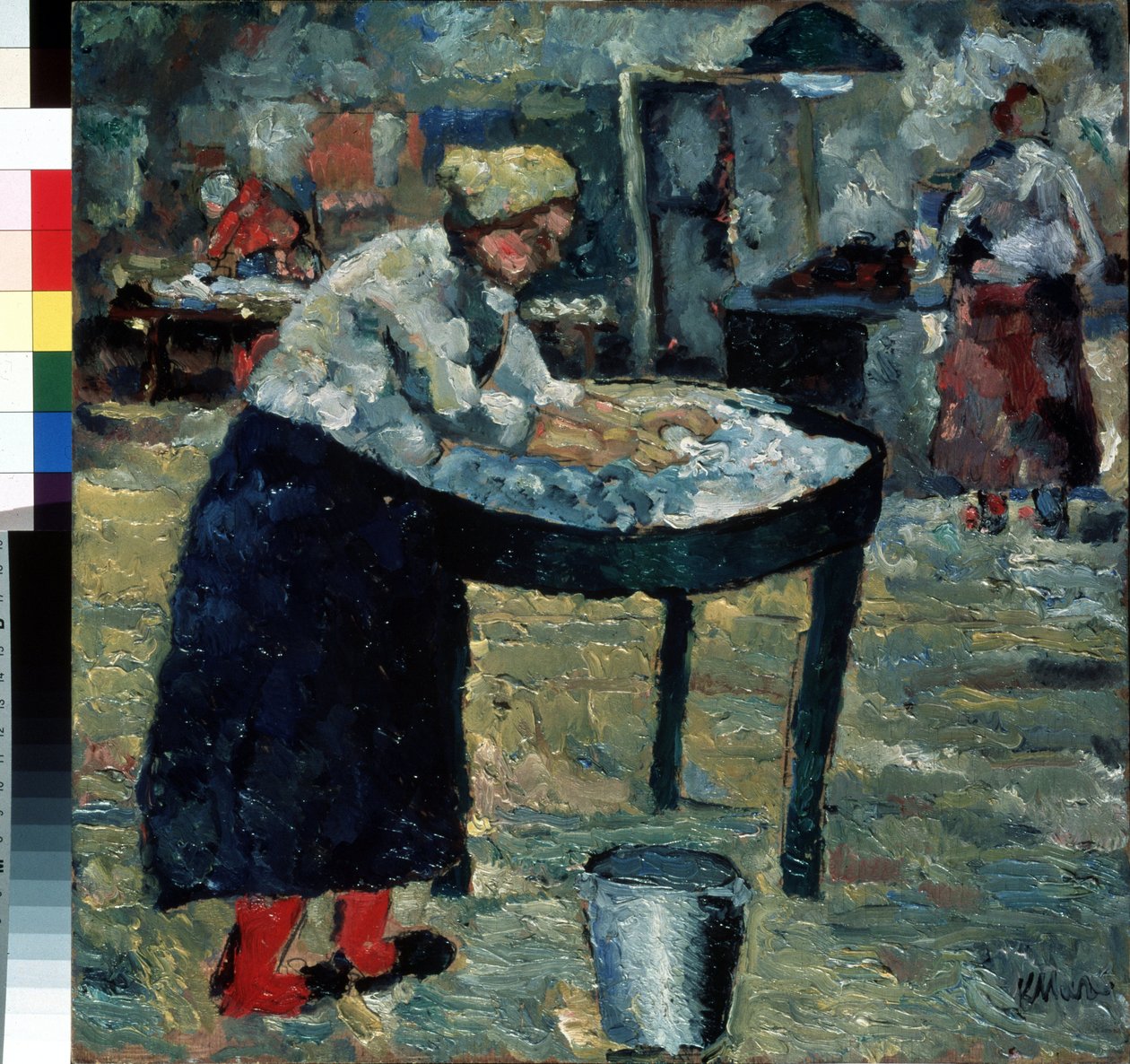 En tvätterska (A Laundress). På en innergård böjde sig en kvinna över ett upphöjt badkar, upptagen med att tvätta kläder, en metallhink vid hennes fötter. I bakgrunden andra kvinnor som gör kompletterande aktiviteter, värmer vatten, stryker. Utskrift av Kazimir Severinovich Malevich