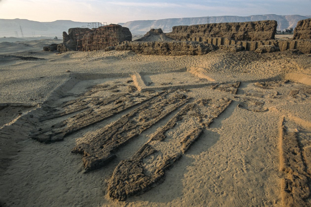 Abydos, 5 000 år gamla båtar av träplankor i grav av lersten, tidig dynastisk tid, 2005 (foto) av Kenneth Garrett
