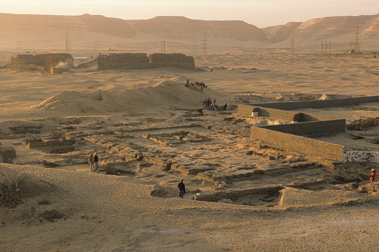 Abydos, översikt av 1:a dynastin, faraon Ahas ceremoniella inhägnad, ca 2950 f.Kr.,..., 2005 (foto) av Kenneth Garrett