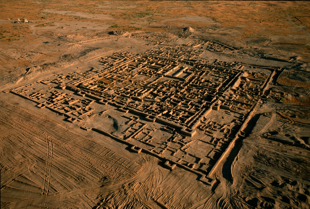 Flygfoto över Gonur, ett viktigt centrum för Oxus-kulturen, muromgärdad koloni med centralt cita..., 2004 (foto) av Kenneth Garrett