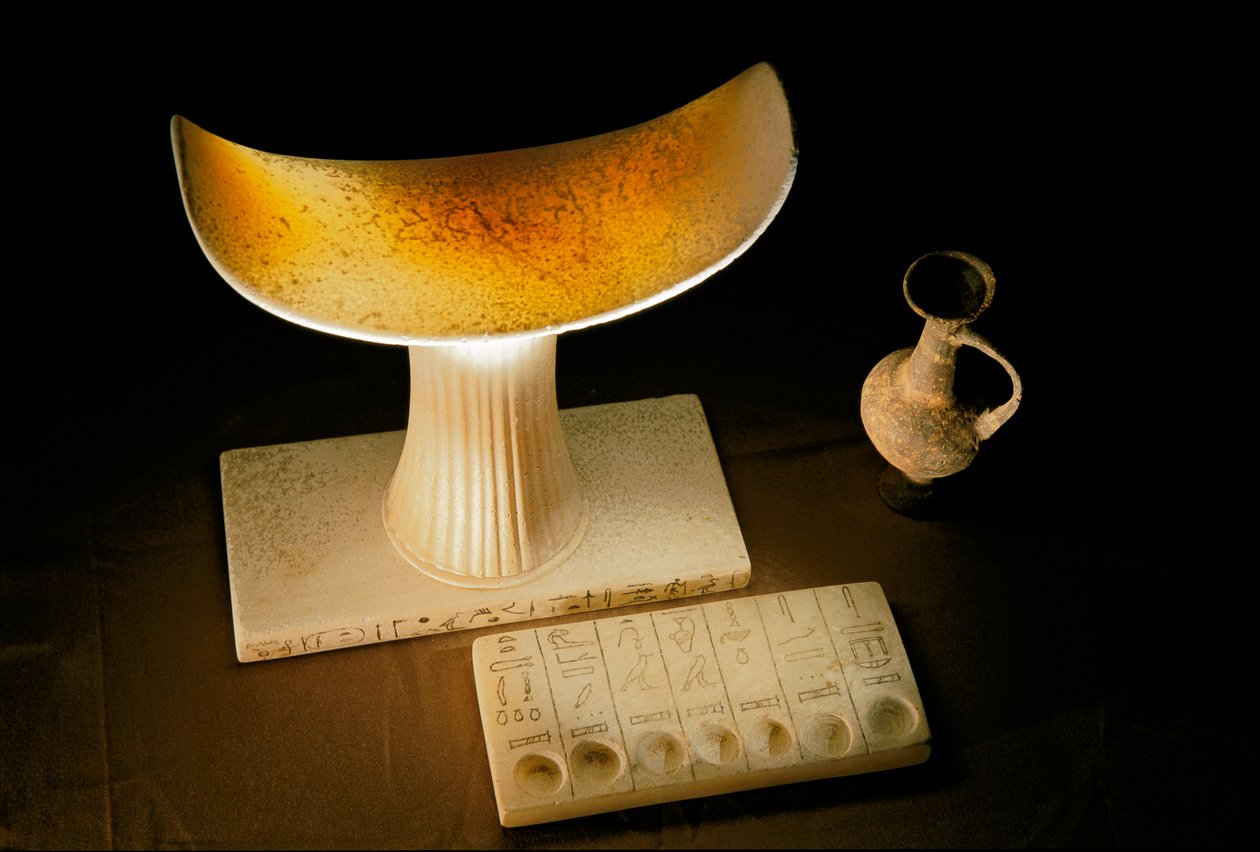 Huvudstöd i alabaster föreställande Tetiankhkem och offertavla med de sju heliga oljorna, Gamla riket, 2002 (foto) av Kenneth Garrett