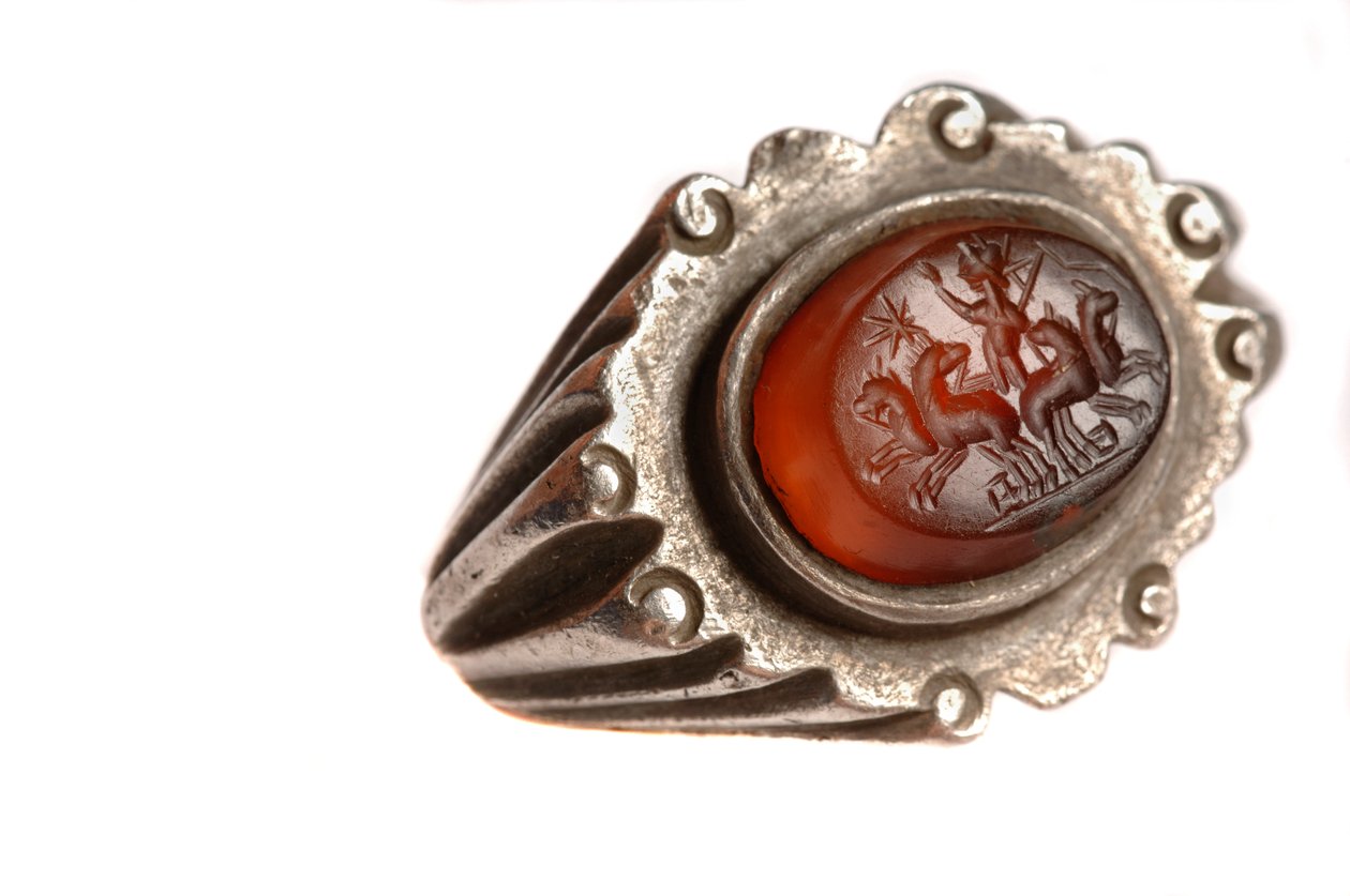 Bulgarisk guldrush, Nicholai Ovtcharov, Perperikon artefakter, Ptolemy ring, carnelli..., 2006 (foto) av Kenneth Garrett