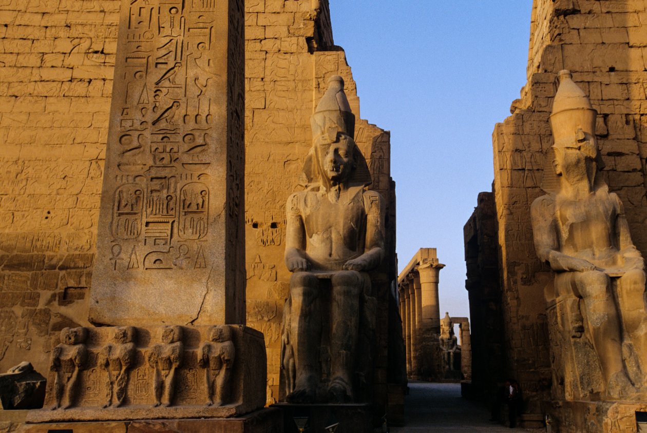 Kolossalstaty av Ramses II (den store) , framför pylon, Luxortemplet, Festiv..., 2001 (foto) av Kenneth Garrett