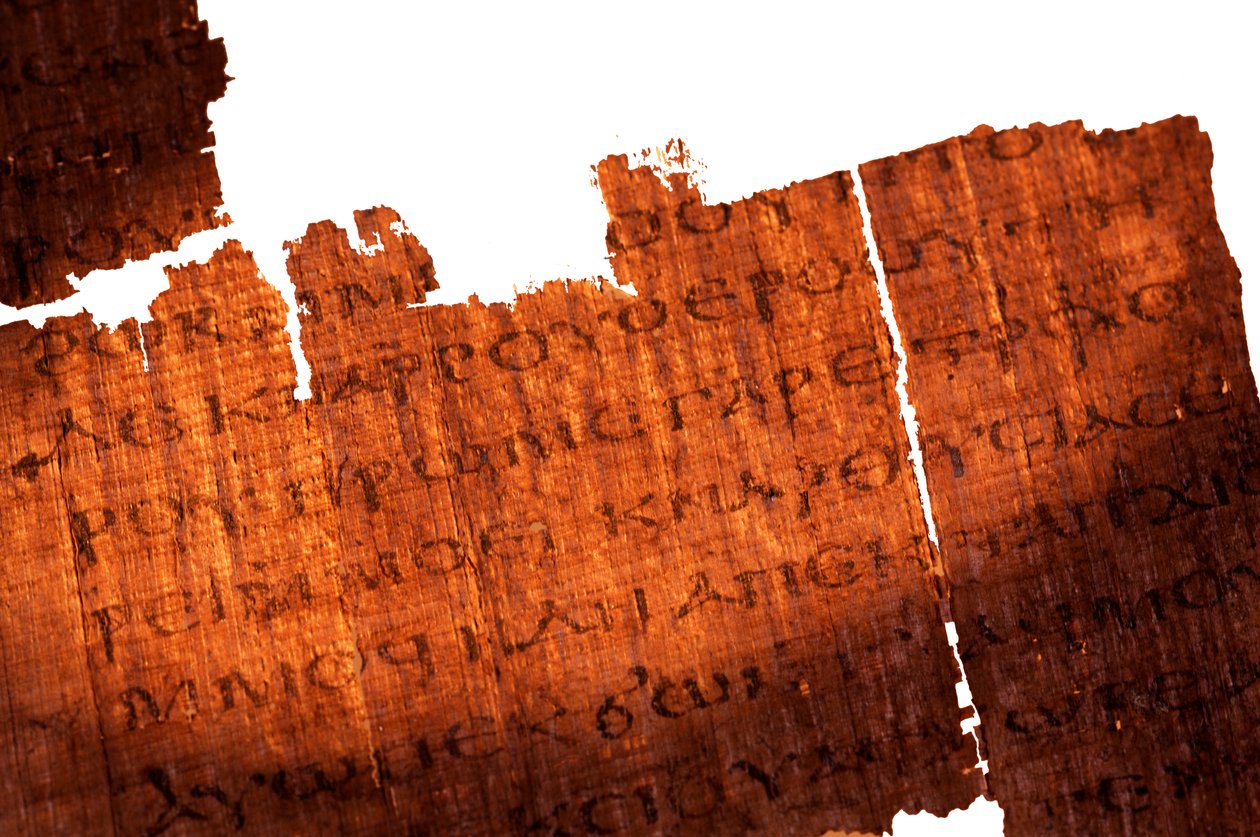 Detalj av en sida i Judasevangeliet; Sidans text är Jesus till Judas "Du kommer att överträffa..., 2006 (foto) av Kenneth Garrett