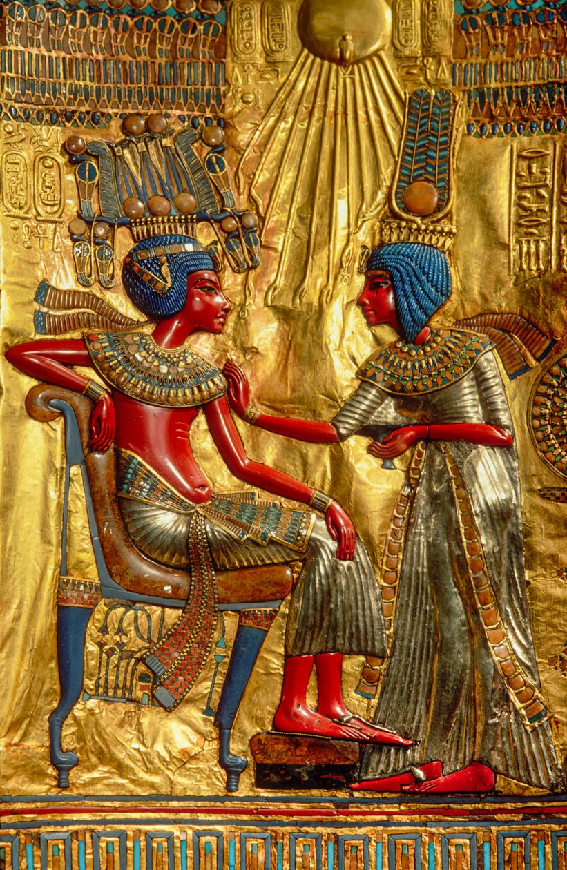 Detalj av figurer på insidan av guldtronen som föreställer Tutankhamun och hans fru, Egypten..., 2009 (foto) av Kenneth Garrett