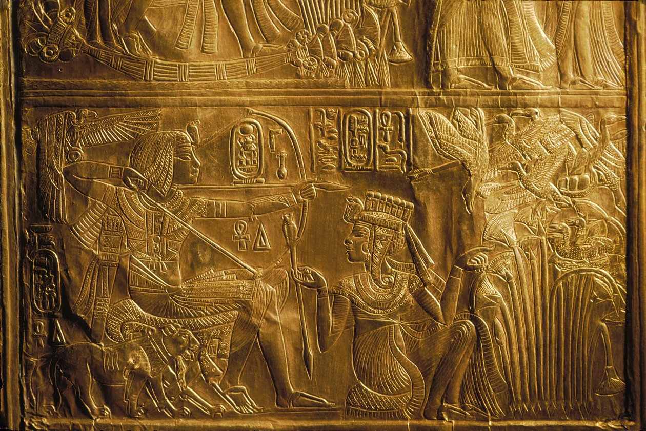 Detalj av fågeljakt med pilbåge på Canopic Shrine, guld, Kung Tutankhamun;..., 2004 (foto) av Kenneth Garrett