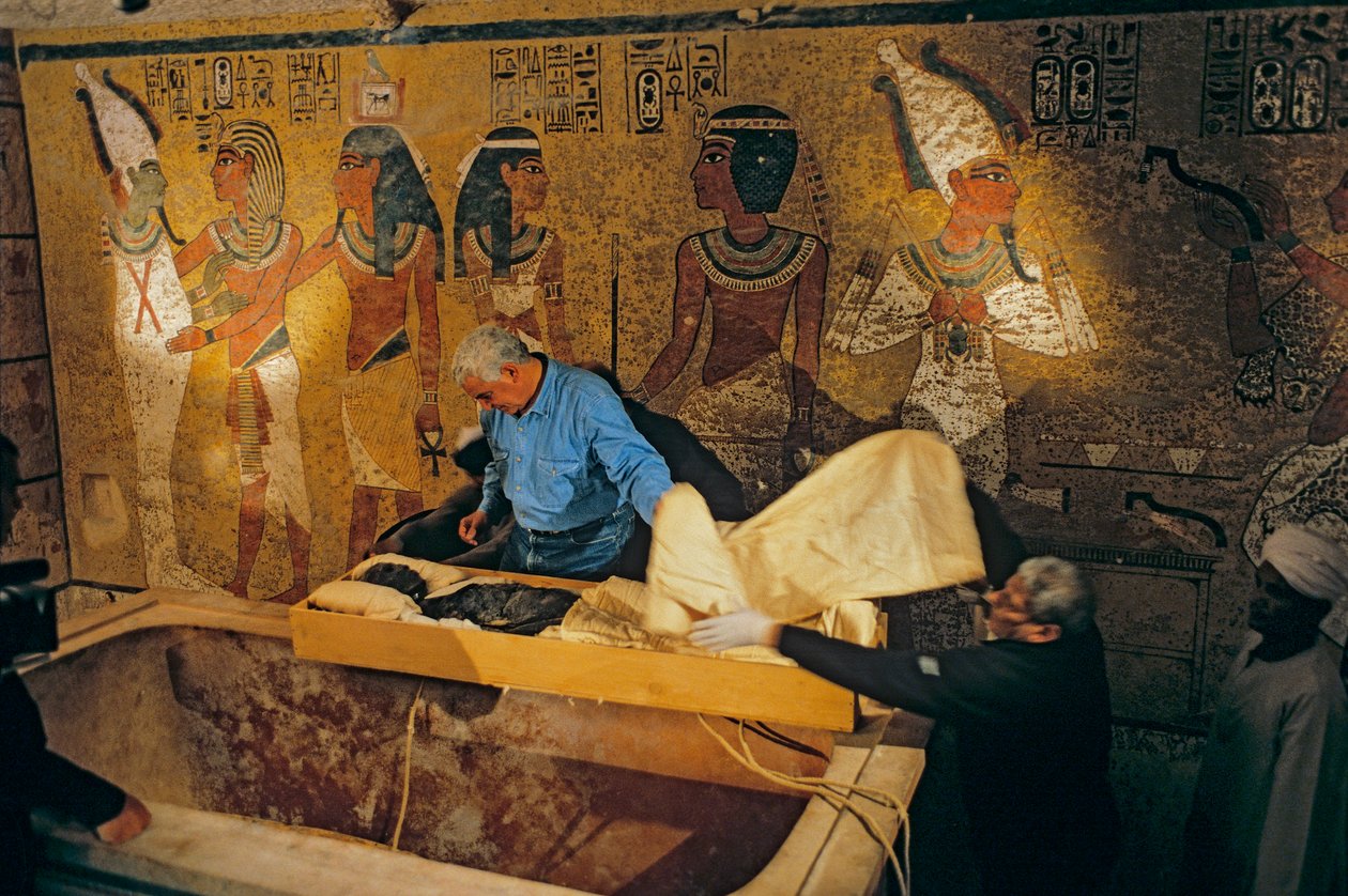 Dr. Zahi Hawass och hela det egyptiska forskarteamet avlägsnar mumien av kung Tut från sin grav..., 2005 (foto) av Kenneth Garrett