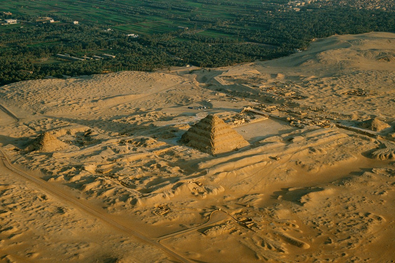 Egypten; Arkeologi; Gamla riket; Saqqara; Pyramid Djoser, stegpyramid, 3:e dynastin av Kenneth Garrett