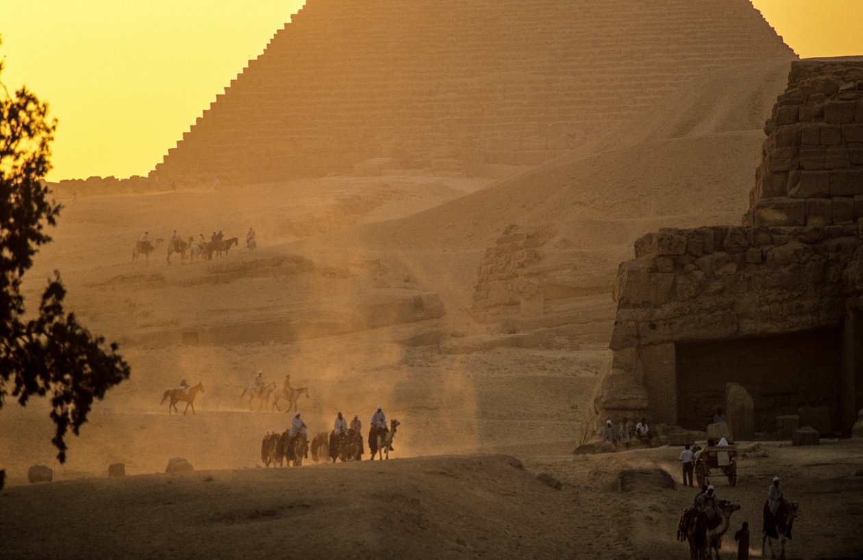 Egyptens gamla rike; Giza pyramid scenografi; Giza; Egypten av Kenneth Garrett