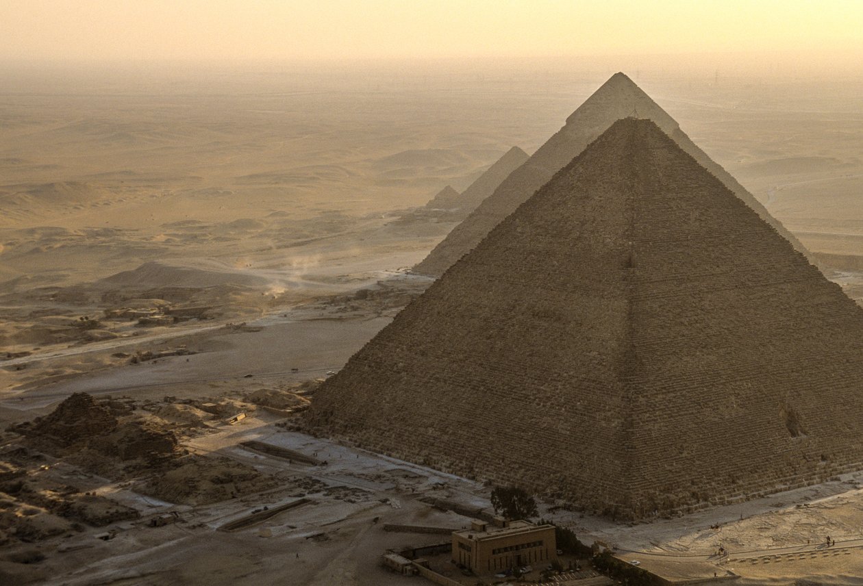 Egyptens gamla rike; Giza pyramid scenics; Giza; Egypten; flygfoto av Kenneth Garrett