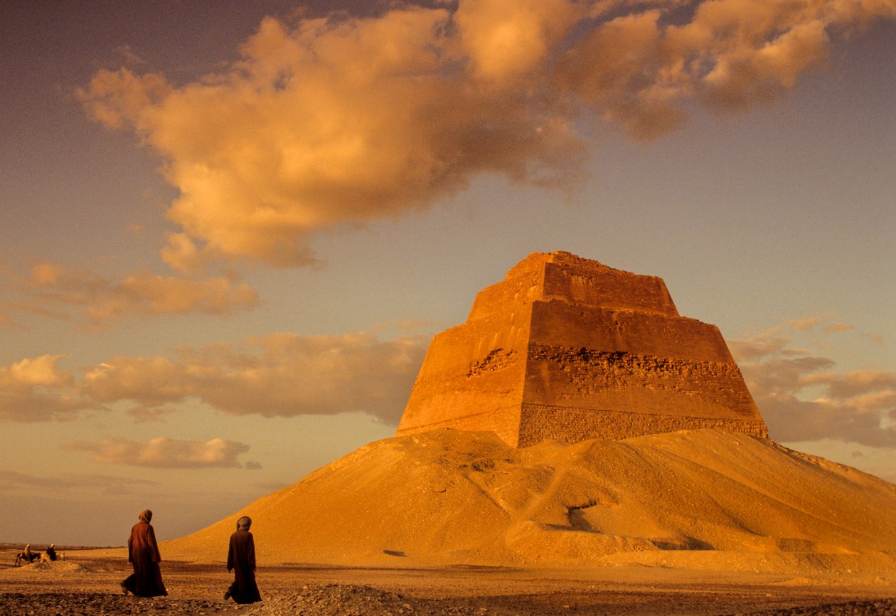 Egyptens gamla rike; Kung Snefrus pyramid; cirka 2575 f.Kr; Maidum; Egypten, trappstegspyramid... av Kenneth Garrett
