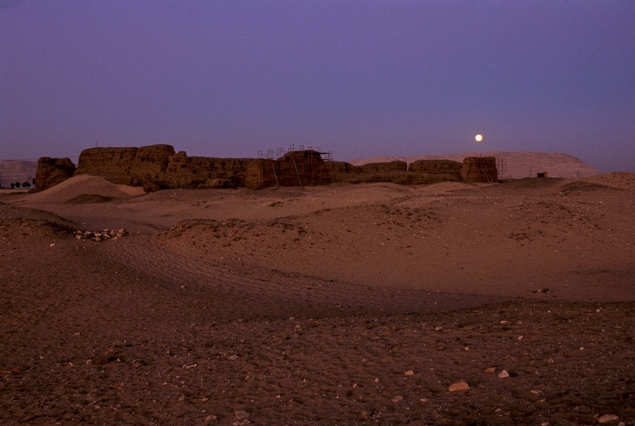 Fullmåne över Shunet i Khasekhemuy, Abydos, Egypten, 2005 (foto) av Kenneth Garrett