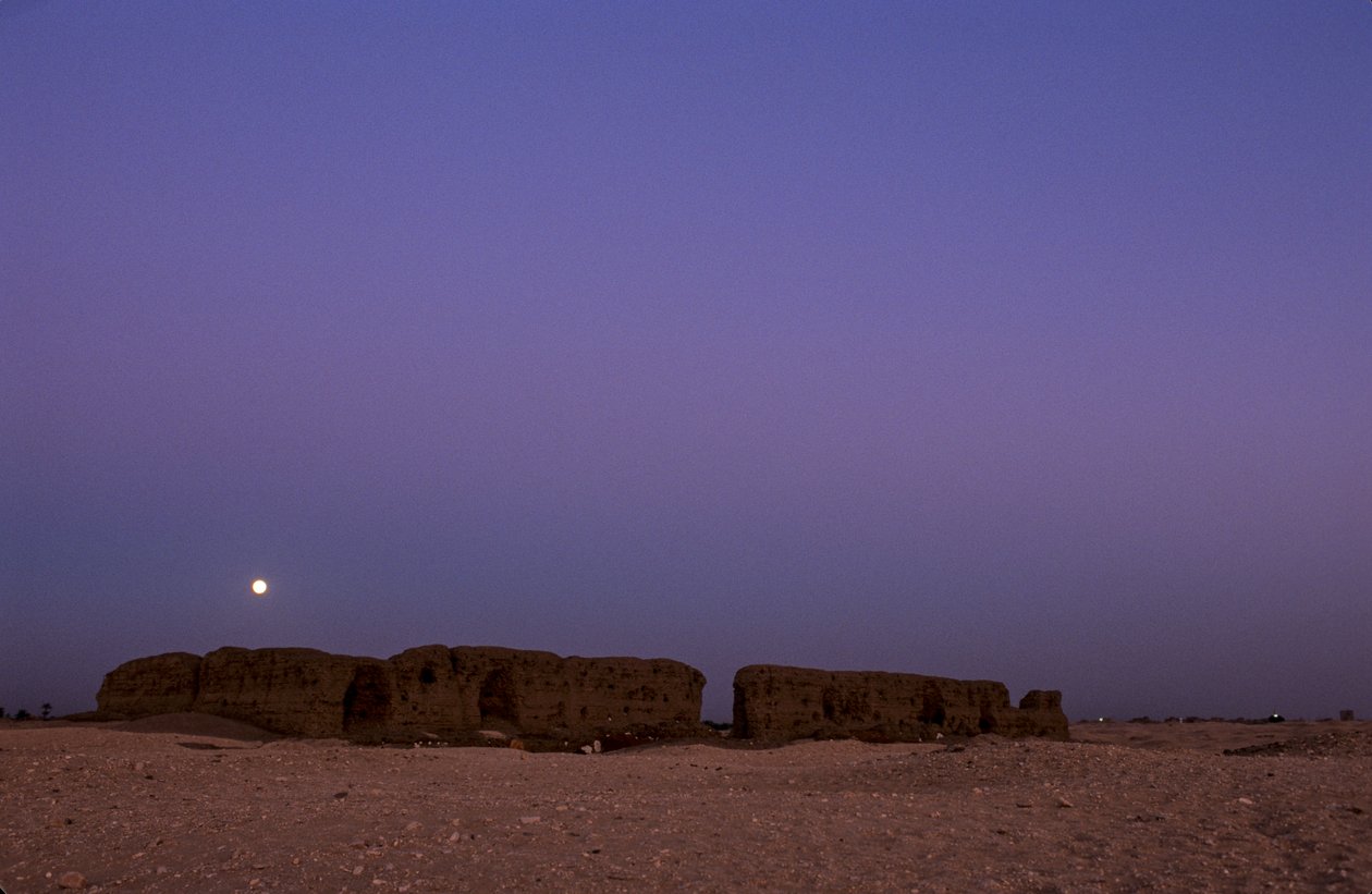 Fullmåne över Shunet i Khasekhemuy, Abydos, Egypten, 2005 (foto) av Kenneth Garrett