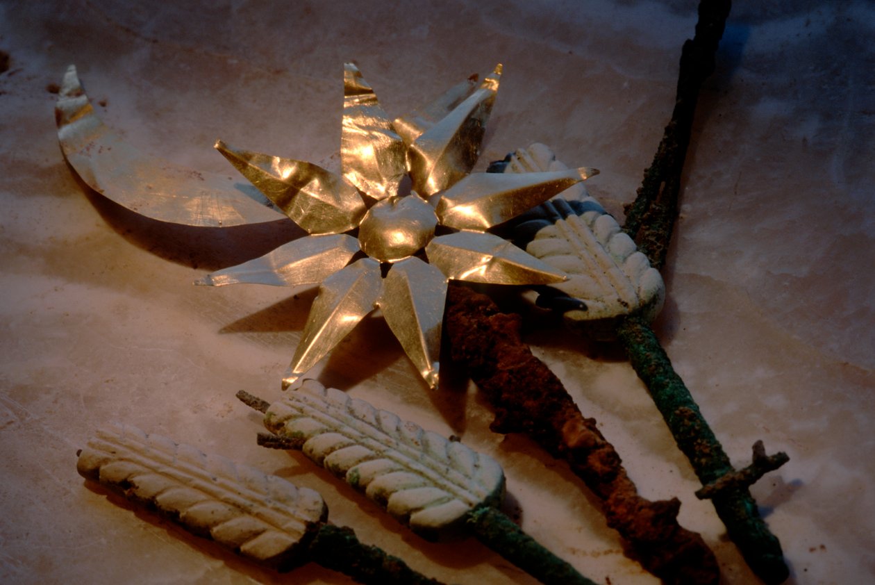 Sol och måne i guld med vetepinnar, artefakter, Oxus civilisation; Turkmenistan; Gono..., 2004 (foto) av Kenneth Garrett