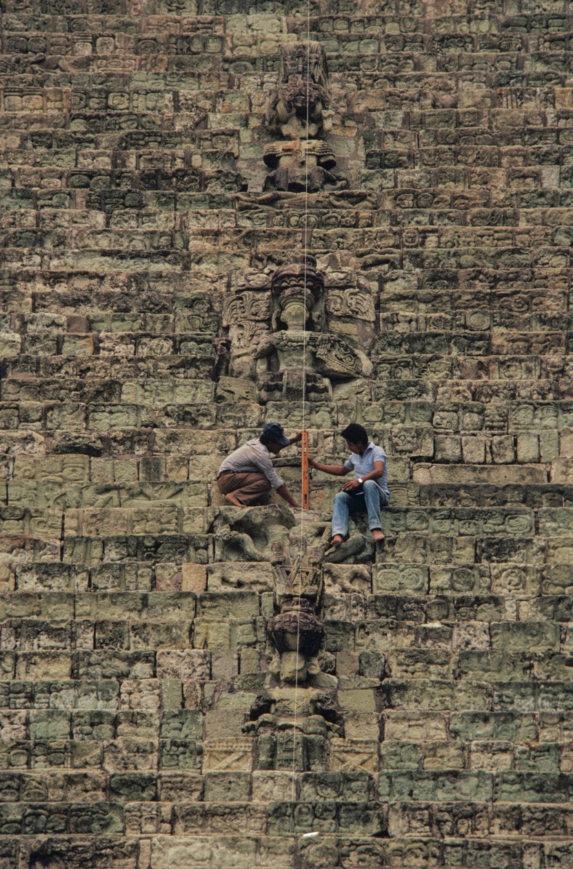 Heiroglyfisk trappa; Tempel 26,Maya, Copan, Honduras, klassisk period av Kenneth Garrett