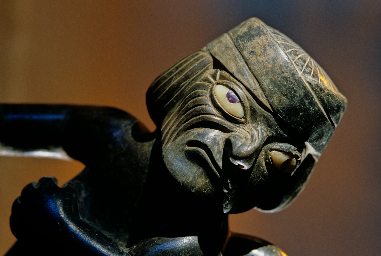 Huaca Dos Cabezas-Jecetepeque; Moche; Begravningar, manlig figur fäst vid keramikflaska av Kenneth Garrett
