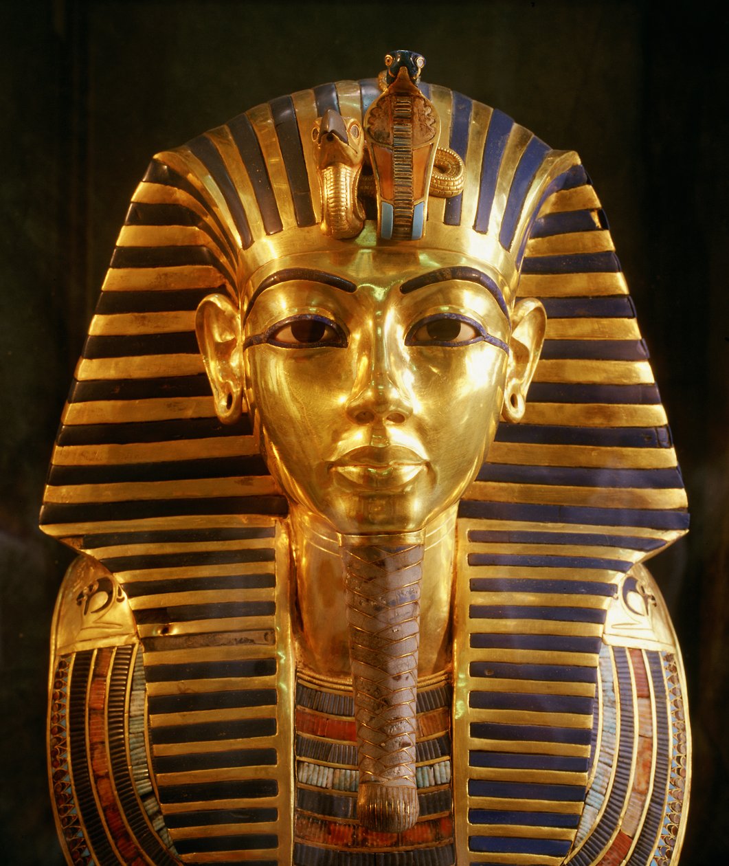 Kung Tutankhamuns begravningsmask i guld, Nya riket, 2002 (foto) av Kenneth Garrett