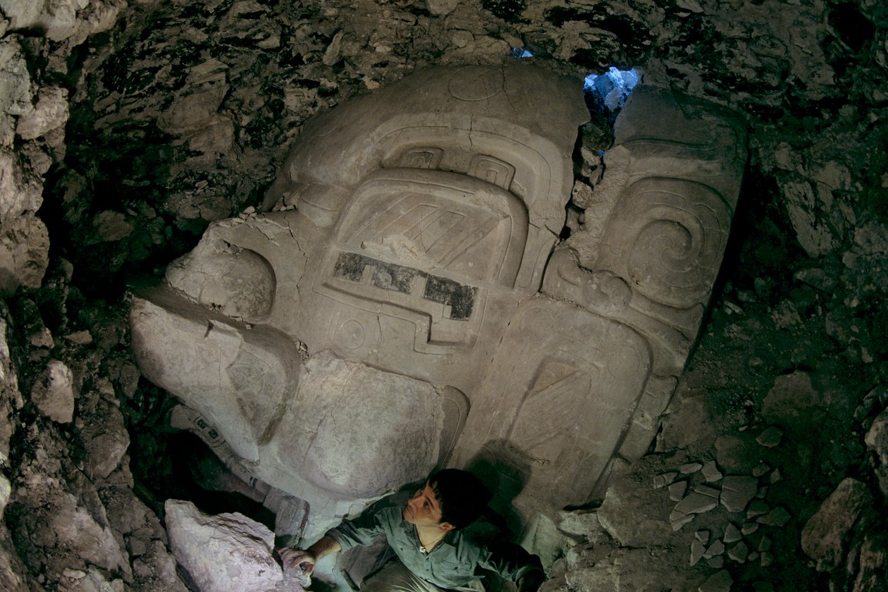 Stor tidig förklassisk mask i stuckatur,Cival, Holmul, Guatemala, Maya, Francisco Estradabelli, 2008 (foto) av Kenneth Garrett