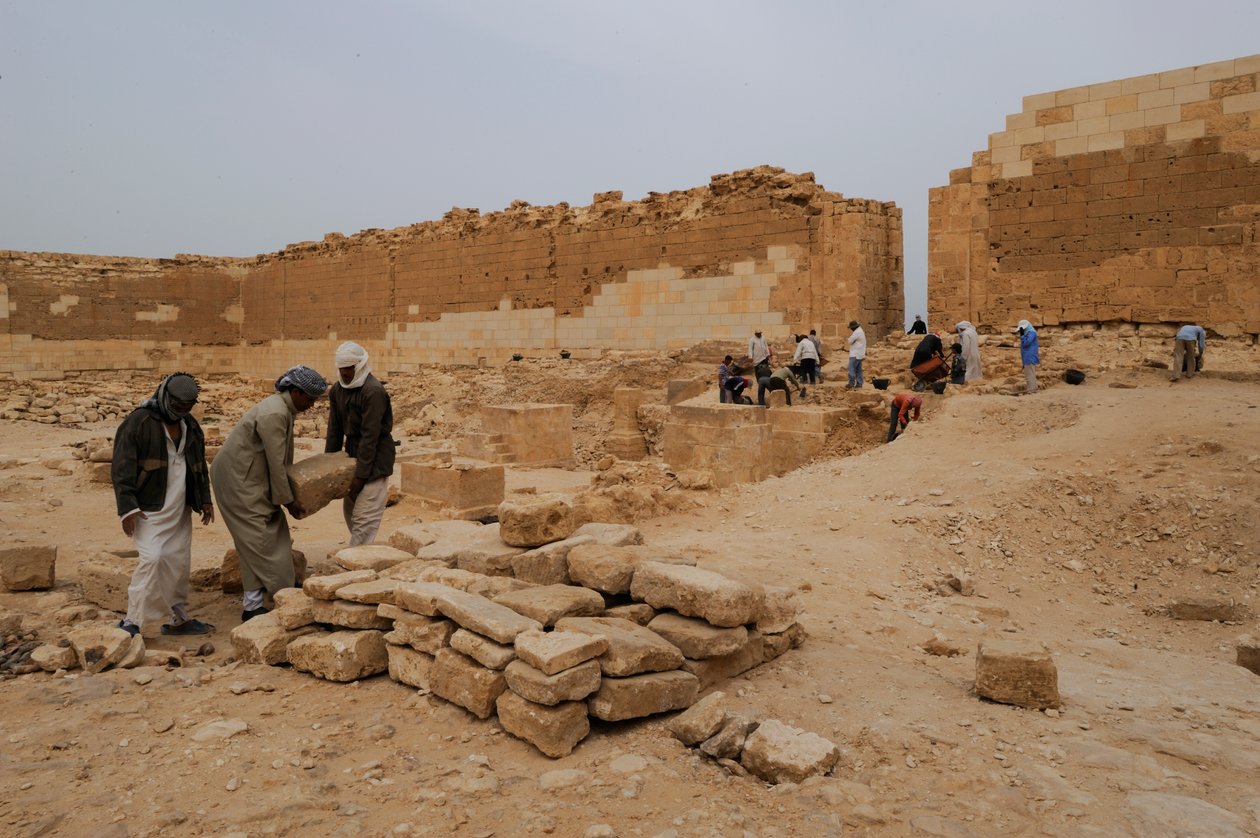 De sista faraonerna MM7836, Egypten, Taposiris Magna, tempel, Kathleen Martinez, Osiris, Isi..., 2011 (foto) av Kenneth Garrett