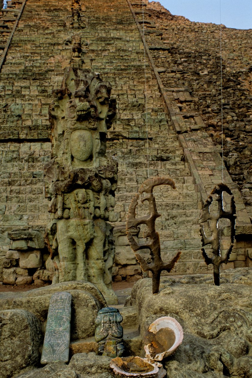 Maya; Copan; Honduras; Tempel 26, Heiroglyphic Staircase, Flints, David Stuart hittade erbjudande... av Kenneth Garrett
