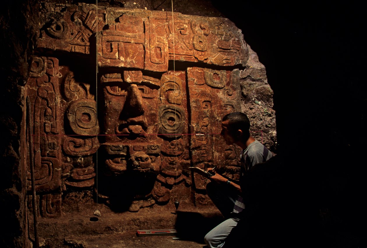 Maya; Copan; Honduras; arkeologi; klassiska perioden; grav, Robert Sharer, utgrävning,... av Kenneth Garrett