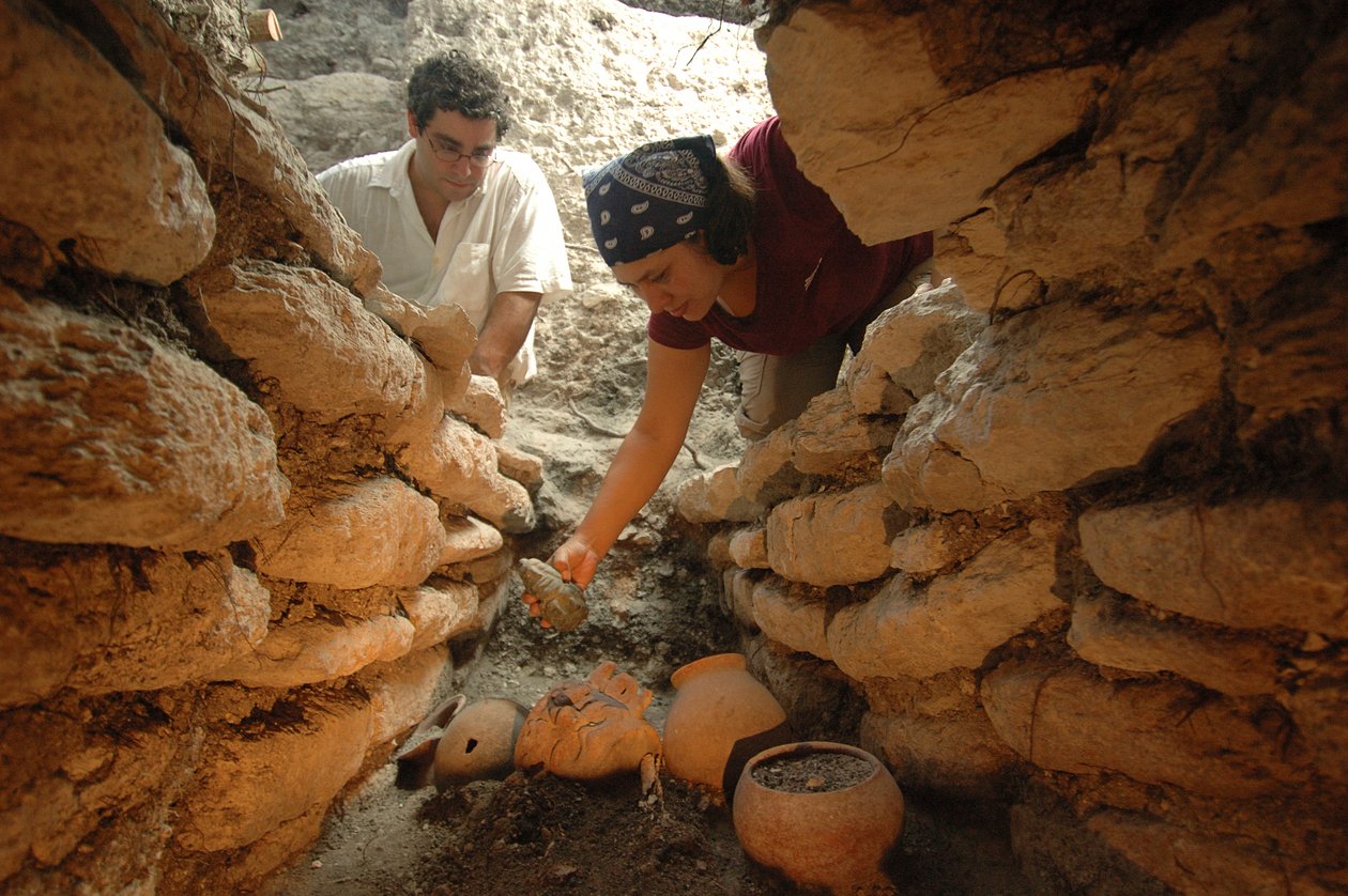 Maya; Maya-målningar; San Bartolo; Guatemala; Dr Bill Saturno, 2002 (foto) av Kenneth Garrett