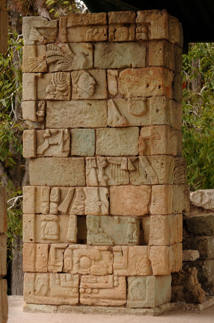 Maya uppgång och fall, Copan, Honduras, Detaljer av 18 Kanin glyf, Tempel 18, Maya av Kenneth Garrett