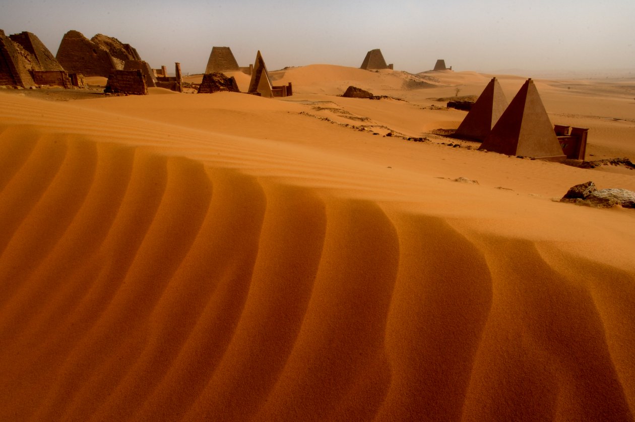 Meroe-pyramiderna, Begarawiya-pyramiderna, Sudan, Nubien, Svarta faraonerna, tredje mellanperioden, 2007 (foto) av Kenneth Garrett