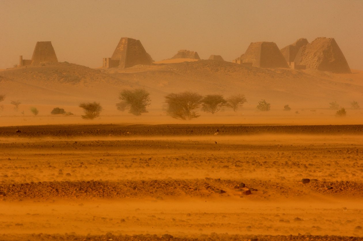 Meroe-pyramiderna, Begarawiya-pyramiderna, Sudan; Nubien; Svarta faraoner; Tredje mellanperioden..., 2007 (foto) av Kenneth Garrett