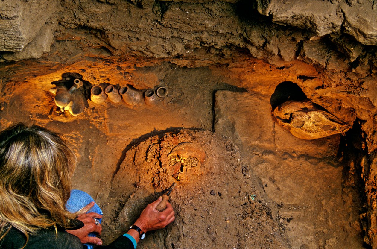 Moche; Begravningar; Huaca Dos Cabezas-Jecetepeque,Alana Cordy-Collins,Mummy av Kenneth Garrett