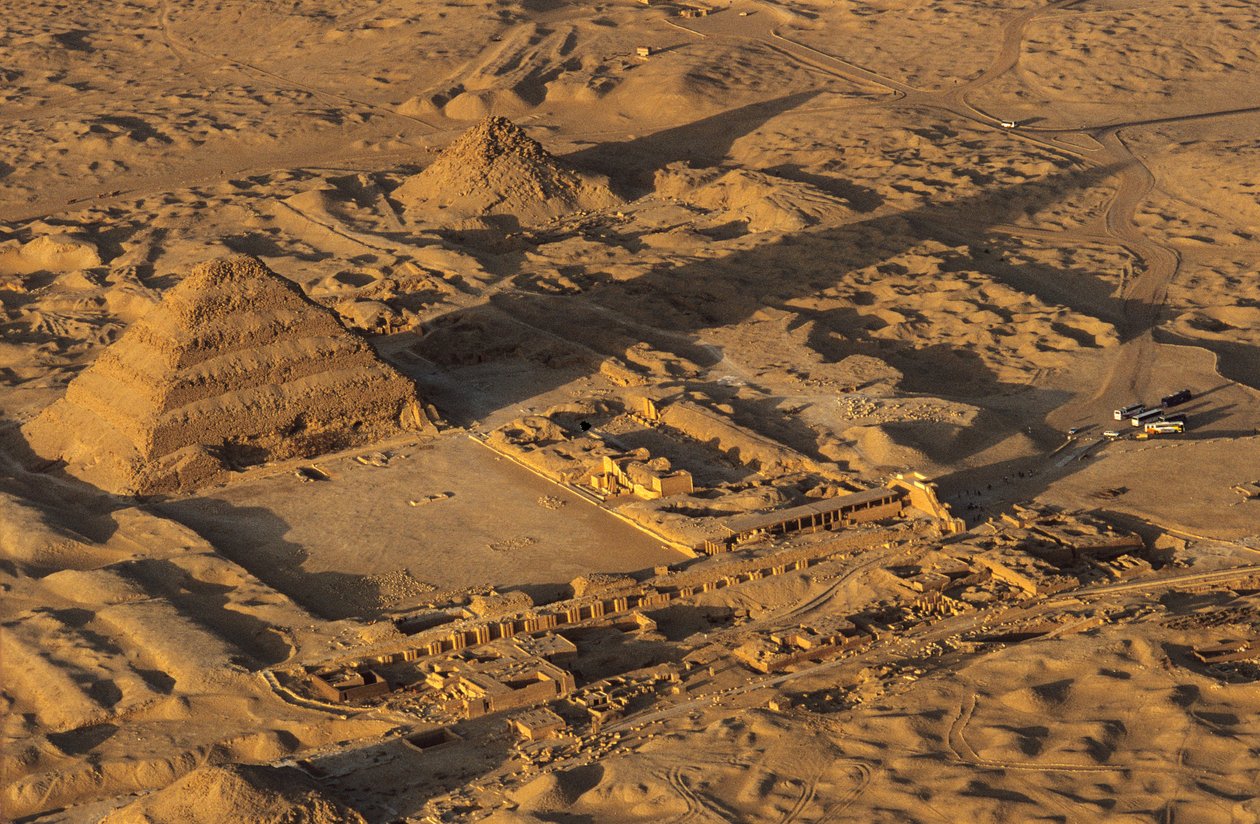 Gamla riket; Djosers trappstegspyramid; flygfoto; Saqqara; Egypten av Kenneth Garrett