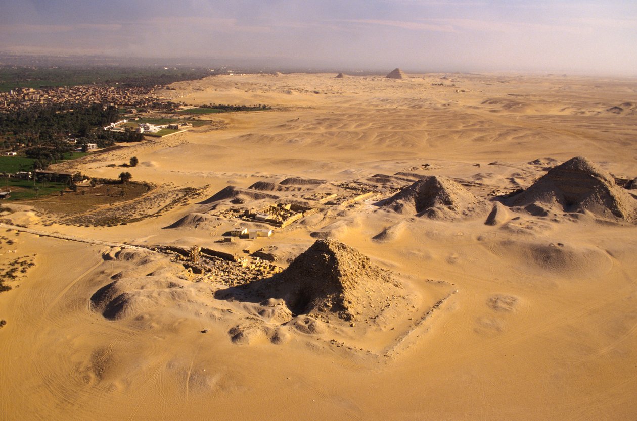 Gamla riket; flygfoto av Abusir-pyramiderna med Saqqara-pyramiderna i fjärran; Egypten av Kenneth Garrett