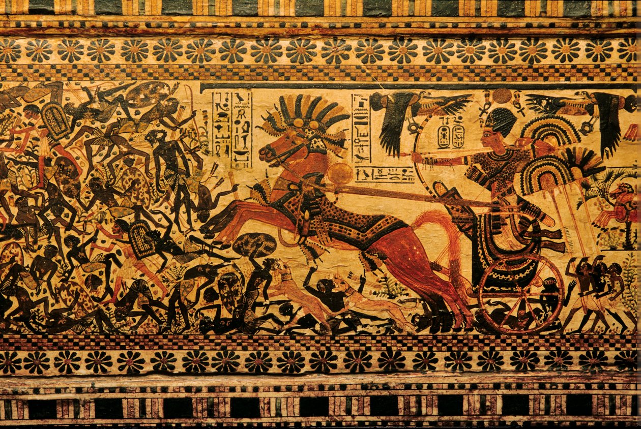Målad ask föreställande Tutankhamun som en krigare på en vagn som jagar nubier, 2007 (foto) av Kenneth Garrett