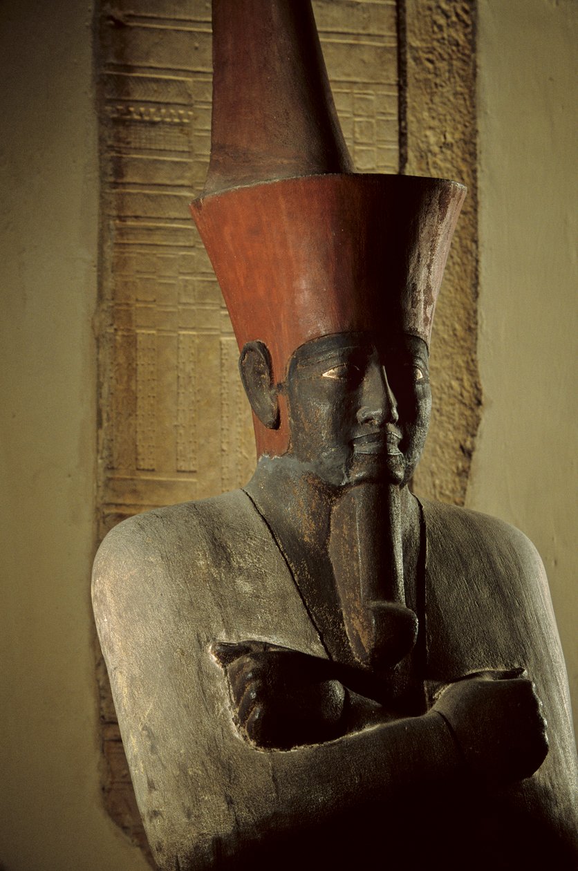 Målad sandstensstaty av farao Nebhepetre Mentuhotep II med röd krona av Low..., 2002 (foto) av Kenneth Garrett