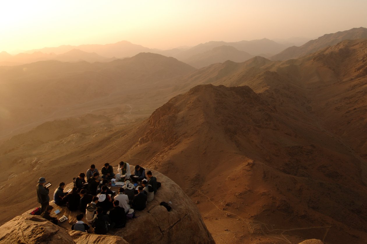 Pilgrimer samlas på berget Sinai där Gud talade till Moses, enligt Bibeln, Jud..., 2006 (foto) av Kenneth Garrett