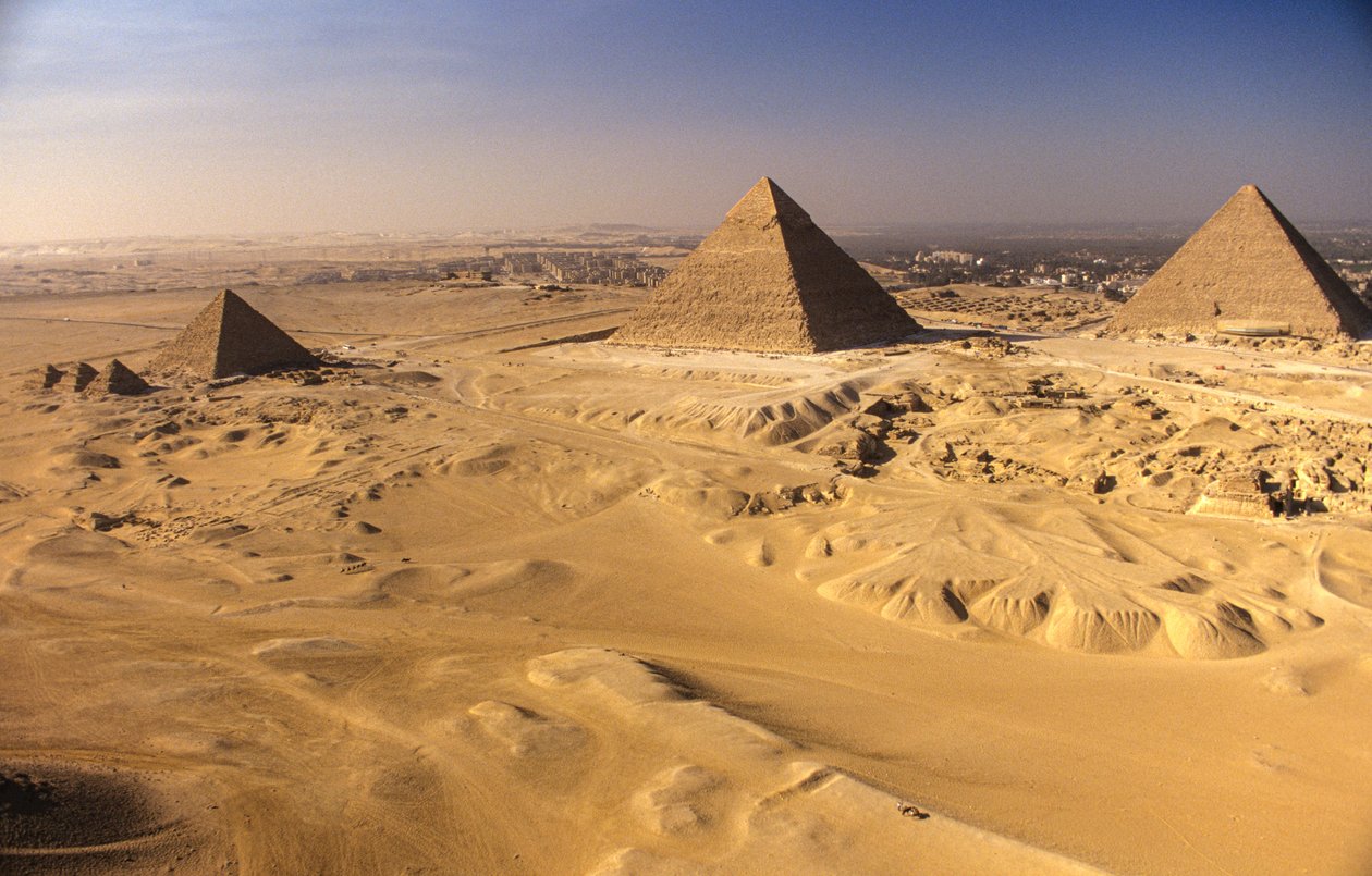 Pyramiderna i Giza;Khafre; Khufu; Menkaure,Giza; Egypten av Kenneth Garrett