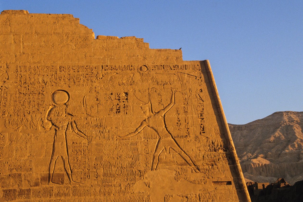 Ramses III slår fiender, huvudtemplet, pylon, Medinet Habu, Nya riket, Egypten, naturskönt av Kenneth Garrett
